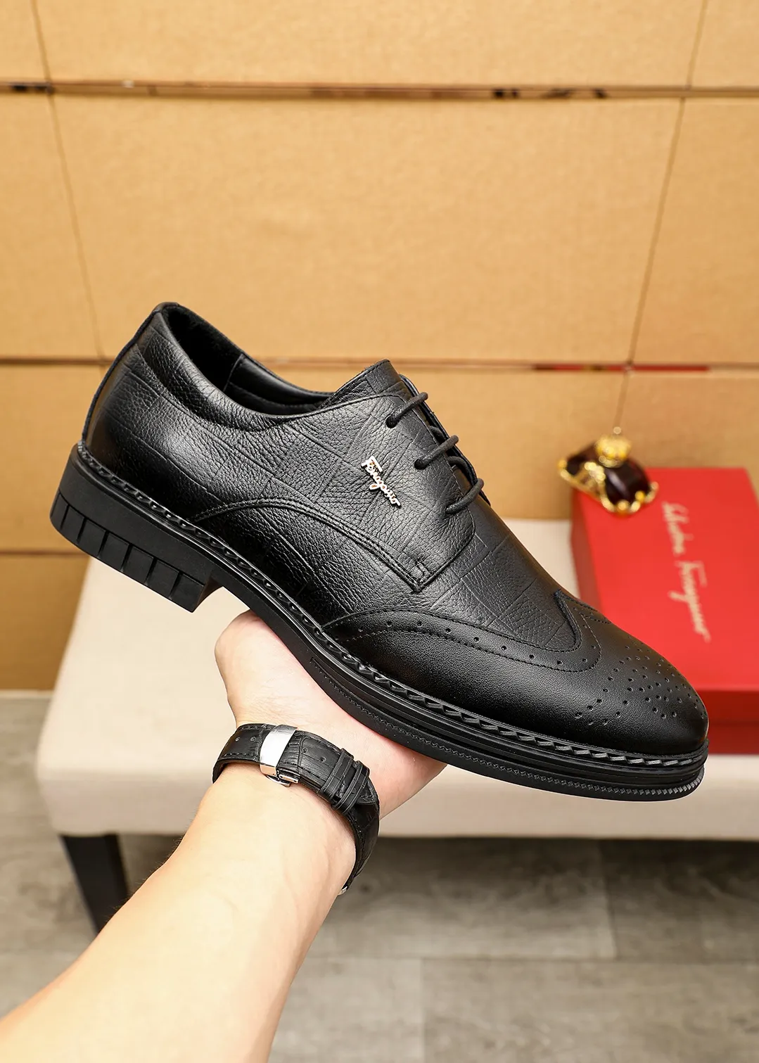Men's shoes 💰462 💐 Product trademark: Ferragamo "Ferragamo" business leather shoes Regular size: 38-44 (45.46🉑️customized) Product materials: Selected imported first-layer calfskin upper, imported water-dyed cowhide leather lining. Strong three-dimensional visual effect, rubber outsole Color: 1⃣️color optional